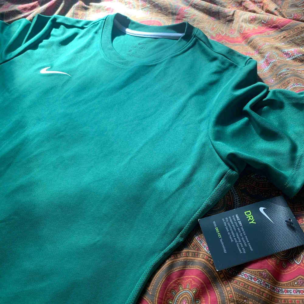 ✔️*NWT* Nike Dri-Fit Hunter Green women’s shirt